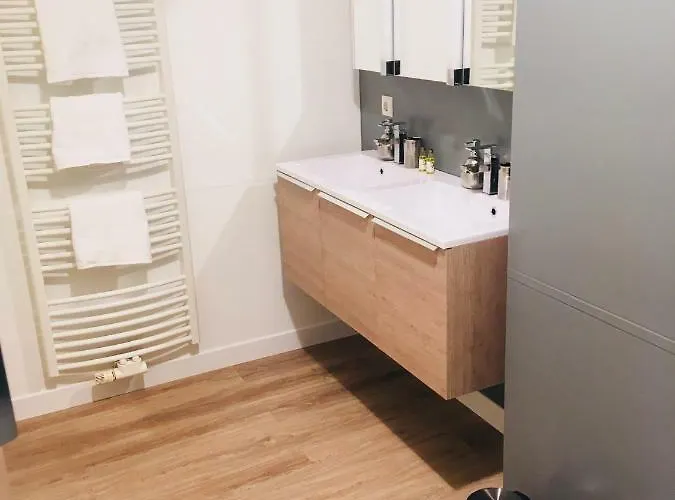 Art Deco 100m2 Flat 2 Min Walking From Train Station In Center, Free Parking And Terrace - 2b 公寓 *